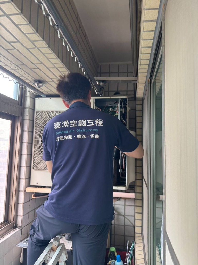 維修案例 - 露台高處變頻外機組裝
